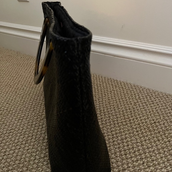 Black straw handbag with tortoise shell handle. - Picture 5 of 8